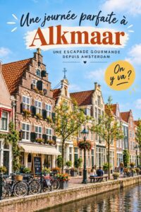 Une vue pittoresque d'Alkmaar avec ses maisons anciennes et ses canaux, symbolisant une escapade parfaite.