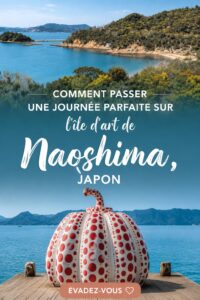Vue panoramique de l'île de Naoshima avec des installations artistiques en arrière-plan