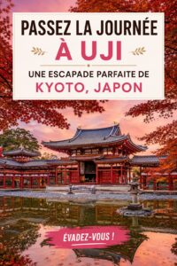 Vue panoramique sur le temple Byodoin à Uji, entouré de verdure