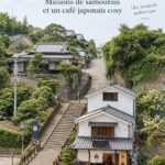 Vue des résidences de samouraïs à Kitsuki, Japon, avec un ciel bleu en arrière-plan.