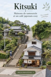 Vue des résidences de samouraïs à Kitsuki, Japon, avec un ciel bleu en arrière-plan.