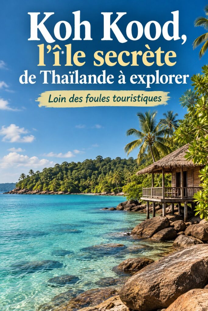 Plage de Koh Kood avec des palmiers et eaux turquoise en Thaïlande