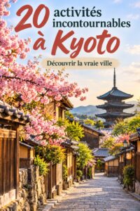 Vue du pavillon d'or à Kyoto, Japon, entouré de verdure