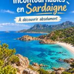 Plage en Sardaigne avec un ciel bleu et des eaux cristallines.