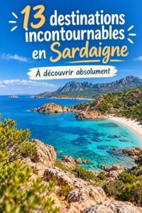 Plage en Sardaigne avec un ciel bleu et des eaux cristallines.