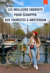 Vue d'un quartier tranquille d'Amsterdam avec des canaux et peu de touristes