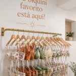 Une collection de bikinis colorés sur une plage ensoleillée, parfaits pour l'été.