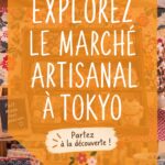 Vue d'un marché artisanal à Tokyo avec des stands colorés et des créations uniques.