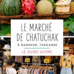 Vue panoramique du marché de Chatuchak à Bangkok, rempli de visiteurs et de stands colorés.