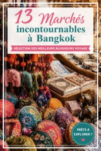 Vue d'un marché animé typique de Bangkok avec des étals colorés et des clients.