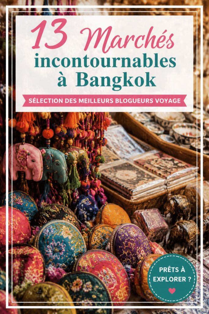 Vue d'un marché animé typique de Bangkok avec des étals colorés et des clients.