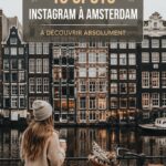 Une vue pittoresque des canaux d'Amsterdam avec des maisons colorées