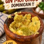 Un plat de mofongo dominicain servi avec une sauce créole, décoré d'herbes fraîches.