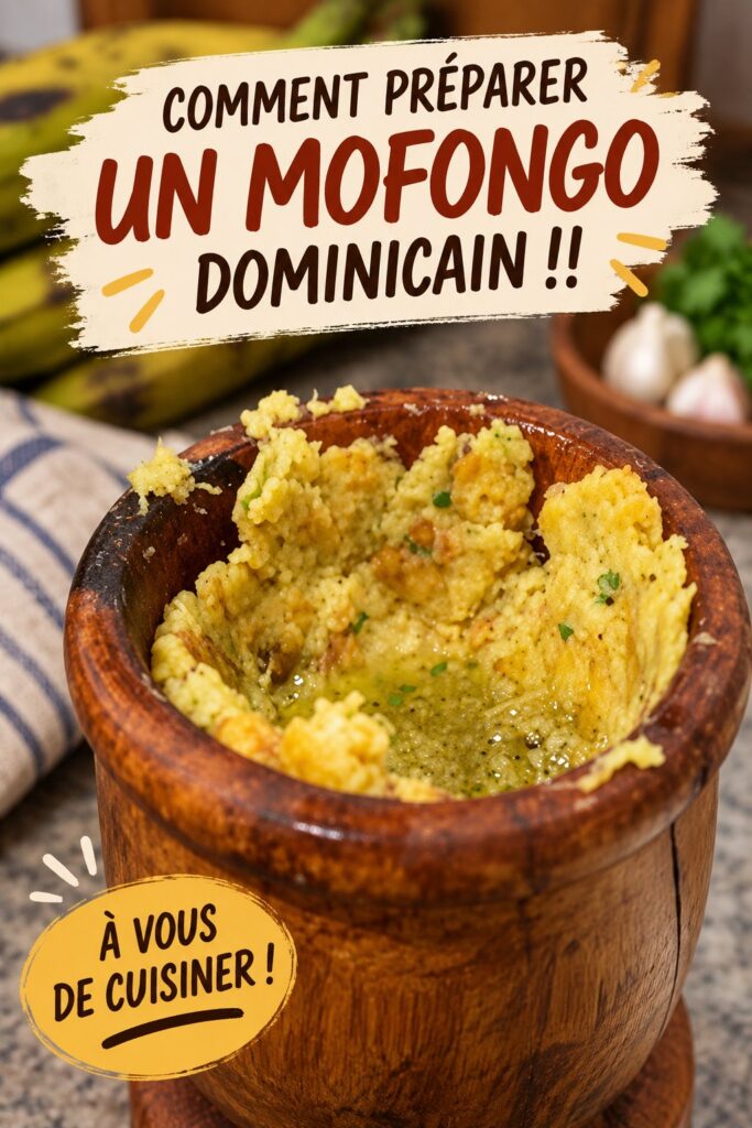 Un plat de mofongo dominicain servi avec une sauce créole, décoré d'herbes fraîches.
