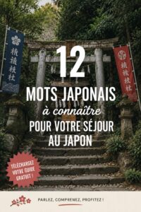 Une femme japonaise souriante dans un kimono avec des mots japonais écrits en arrière-plan.