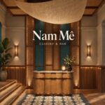 Salle du Nam Mê Kitchen & Bar, ambiance chaleureuse et moderne avec des plats asiatiques savoureux sur les tables.