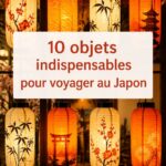 Une sélection d'objets essentiels pour voyager au Japon, présentés sur une table.