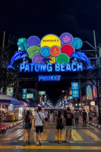Vue panoramique de Patong Beach à Phuket avec ses eaux turquoise et son sable fin.