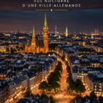 Vue illuminée de Düsseldorf la nuit avec des bâtiments modernes et des reflets dans l'eau.