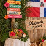 Un photobooth tropical décoré sur une plage en République dominicaine, parfait pour capturer des souvenirs.