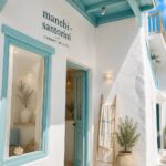 Plage de Manebí à Santorin avec des chaises longues et de belles eaux turquoises