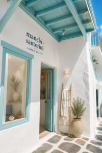 Plage de Manebí à Santorin avec des chaises longues et de belles eaux turquoises