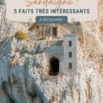 Vue panoramique de Porto Flavia avec ses falaises majestueuses en arrière-plan