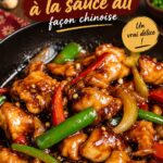 Un plat de poulet à l'ail chinois, joliment présenté avec des garnitures fraîches.