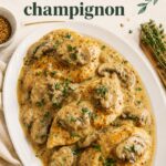 Un plat de poulet moutarde aux champignons, joliment dressé sur une table
