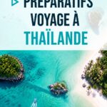 Un paysage de plage thaïlandaise avec des palmiers et le soleil se couchant à l'horizon, symbole d'un voyage en Thaïlande.