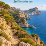 Randonnée côtière au Cap de Formentor avec vue sur la mer à Majorque.
