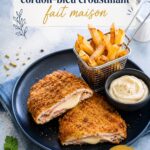 Cordon-bleu croustillant fait maison sur une assiette, prêt à être dégusté.