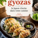 Des gyozas faits maison dorés et croustillants sur une assiette, symbole de la cuisine japonaise.