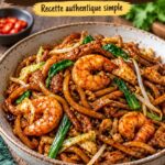 Plat de Hokkien Mee maison, nouilles sautées aux légumes et crevettes