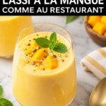 Un verre de lassi à la mangue crémeux et rafraîchissant dans un décor ensoleillé.