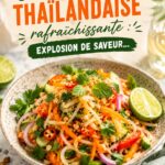 Salade thaïlandaise colorée avec des légumes frais et des herbes