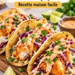 Un plat de tacos de poisson croustillants à la Baja, joliment présenté avec des garnitures colorées.