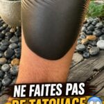 Femme réfléchissant à un design de tatouage avant de se faire tatouer.