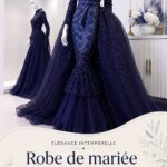 Robe kahwin traditionnelle malaisienne ornée de broderies colorées, exposée en vitrine.