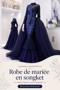 Robe kahwin traditionnelle malaisienne ornée de broderies colorées, exposée en vitrine.