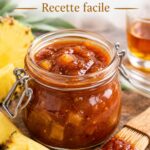 Sauce barbecue à l'ananas et au rhum dans un bol, avec des ingrédients frais autour.