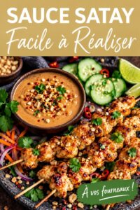 Sauce satay maison prête à être dégustée, un plat typique de la Malaisie.