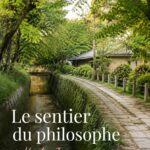Panorama du Sentier des Philosophes à Kyoto avec des cerisiers en fleurs.