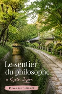 Panorama du Sentier des Philosophes à Kyoto avec des cerisiers en fleurs.