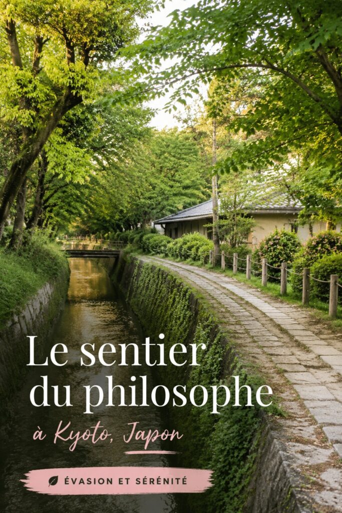 Panorama du Sentier des Philosophes à Kyoto avec des cerisiers en fleurs.