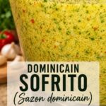 Sofrito dominicain coloré dans un bol, épices et ingrédients autour.