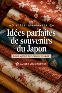 Souvenirs uniques du Japon, incluant des kimonos et des figurines maneki-neko sur une table.