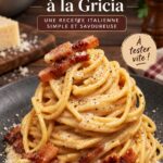 Assiette de spaghetti alla Gricia garnie de poivre et de fromage pecorino.