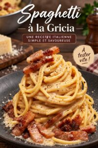 Assiette de spaghetti alla Gricia garnie de poivre et de fromage pecorino.