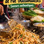 Des plats de street food thaïlandais variés présentés sur un marché de nuit en Thaïlande.